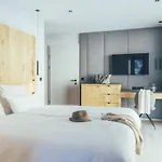 - Boutique 4*